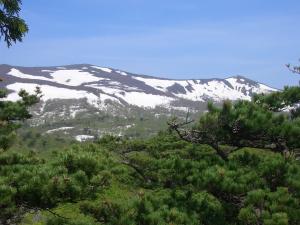 山肌に雪が積もっているのが見える船形山の頂上付近の写真