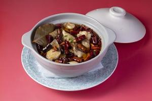 唐辛子が大量に入っている、中華風の伊達いわなの鍋料理