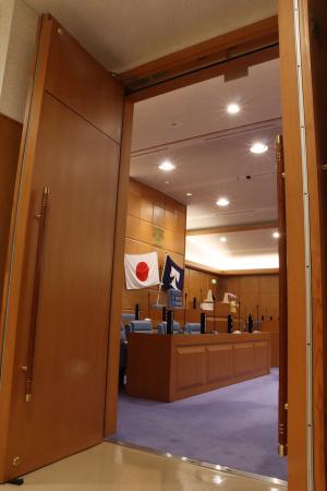 日本国旗と大和町の町旗が掲げられている部屋を入り口から見た写真