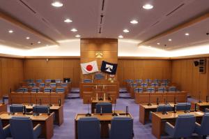 日本国旗と大和町の町旗が掲げられている厳かな部屋の写真