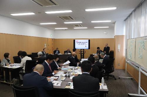 挨拶をする議長の写真