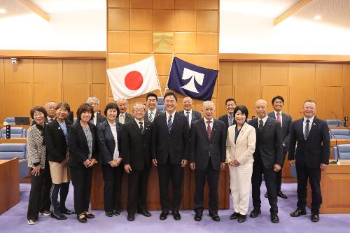 神奈川県町村議会議長会の皆さんと議場で記念撮影