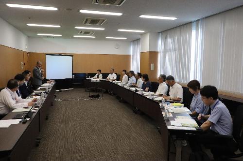 挨拶をする議長の写真