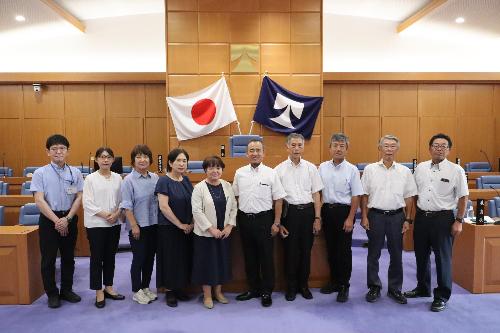 紫波町議会の皆さんが議場で記念撮影