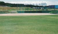 青々とした芝生が広がる野球のグラウンドの写真