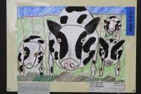 中央に大きな牛、左右と右後方に小さな牛が並んだ牧場の絵画