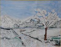 雪が積もり真っ白な野山と右側に立つ枯れ木の絵画