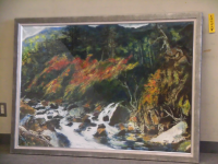 紅葉する山と白く流れる川の絵画