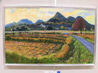 紅葉する山々や刈り取られた後の田んぼを描いた絵画