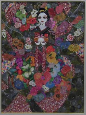 色とりどりの花に囲まれた着物姿の女性が中央に立って微笑んでいる絵画
