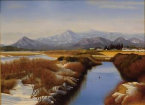 遠方に見える山々と右寄りの中央を流れる川、雪が積もり紅葉が色づく岸辺を描いた絵画