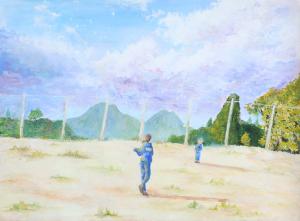 青空と山々を背景に、グラウンドに立つ青いジャージの二人の人物の絵画