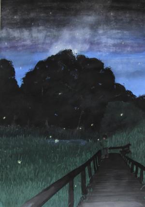 夜空の下で草が生い茂る水辺の橋に立ち蛍の光を眺める人物の絵画