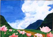 大きな入道雲がある青空を背景にピンクの花が咲いている山道を描いた絵画