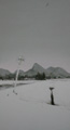 奥に山々が連なる一面雪景色の中で反町西と書かれた標識がたっている絵画