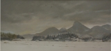 薄暗い空の中雪が一面に積もった野原と山々の絵画