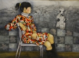 カラフルな柄のワンピースを着て椅子に座った女性が着物の女性が歩いている様子を見ている絵画