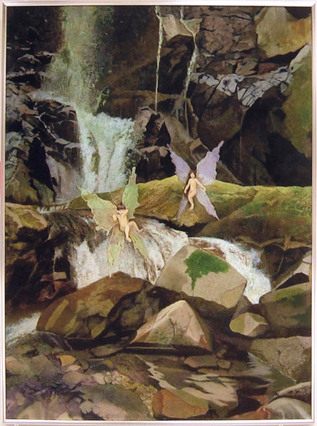 小さな滝の先で緑と紫の羽が生えた妖精が二匹遊んでいる様子の絵画
