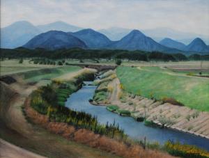 流れる川と土手、遠くに山々を描いた絵画