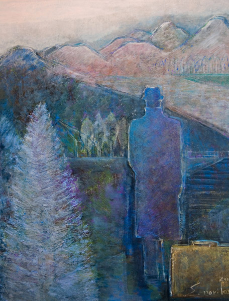山々や林の中の階段の前で帽子をかぶった人の後ろ姿とキャリーケースが描かれている絵画