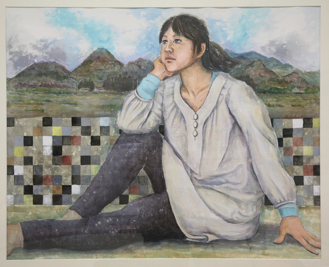 緑の山々や野を背景に白いシャツを着たポニーテールの女性が頬杖をついている絵画