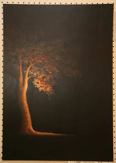 暗がりで一本の大きな木がオレンジの光で照らされている絵画