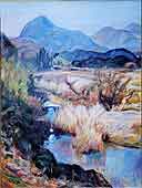 白んだ色の草が生い茂った川の奥に青色で表現された山が描かれた絵画