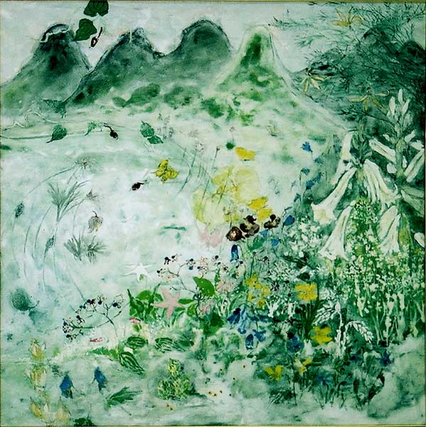 池の周りに咲く黄色やピンク色、白色や青色などのたくさんの草花と大きな山々を描いた絵画