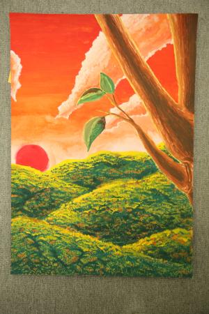 オレンジ色の空の下、緑の山々の山間に赤い太陽が沈んでいく様子の絵画