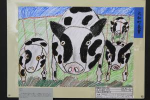 中央に大きな牛、左右と右後方に小さな牛が並んだ牧場の絵画