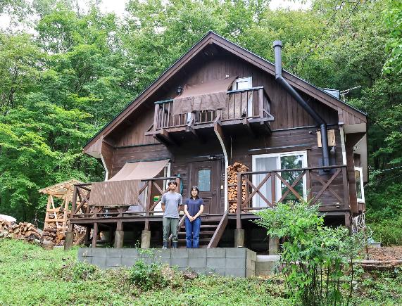 木の家に移住した夫婦の画像