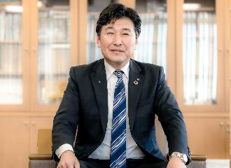 町長室にいる町長の画像