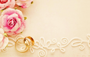 ピンク色の薔薇などの装飾と、重なっている二つの指輪の写真