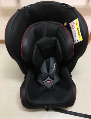 衝撃を吸収するクッションのある乳児用～児童用チャイルドシートの前面の写真