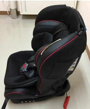 衝撃を吸収するクッションのある乳児用～児童用チャイルドシートの横側の写真