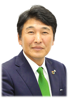 スーツ姿に緑のネクタイをした、大和町長の浅野俊彦さんの肖像写真
