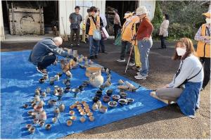 陶器祭で並べられた陶器を手に取る来館者の写真