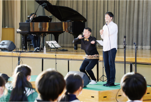 大和中学校で開催されたアルケミストのコンサートの写真