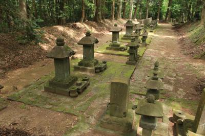 左右に木々があり、平な区画にある宮床伊達家廟所累代の墓所