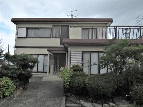 バルコニー付きの二階建て物件