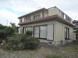 バルコニー付きの二階建て物件